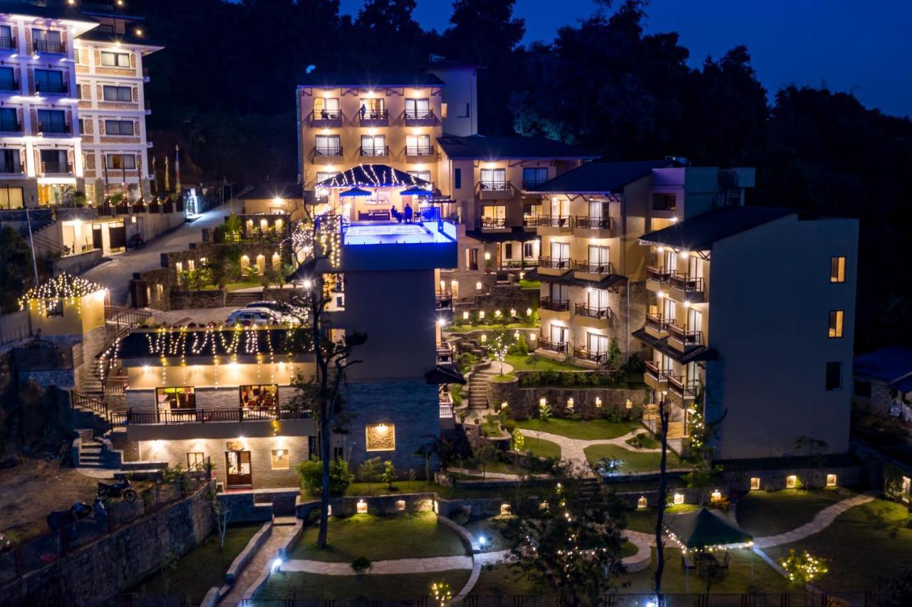 Bar Peepal Resort Покхара Экстерьер фото The resort at night