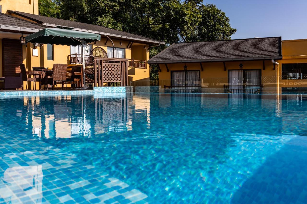 Bar Peepal Resort Покхара Экстерьер фото The swimming pool at the hotel