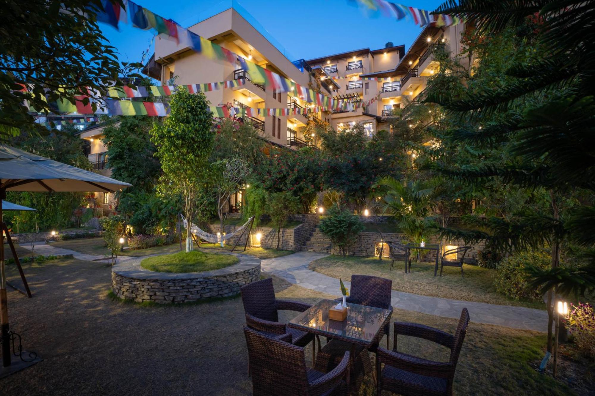 Bar Peepal Resort Покхара Экстерьер фото The hotel's courtyard