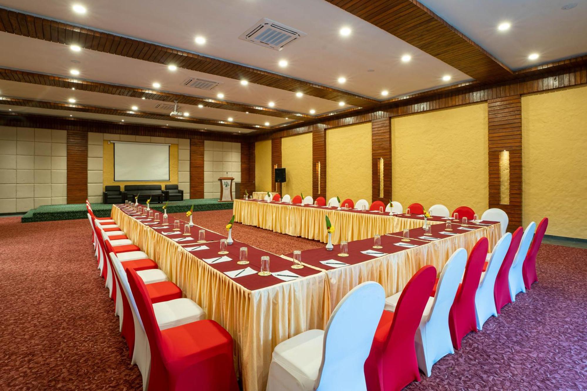 Bar Peepal Resort Покхара Экстерьер фото Meeting room