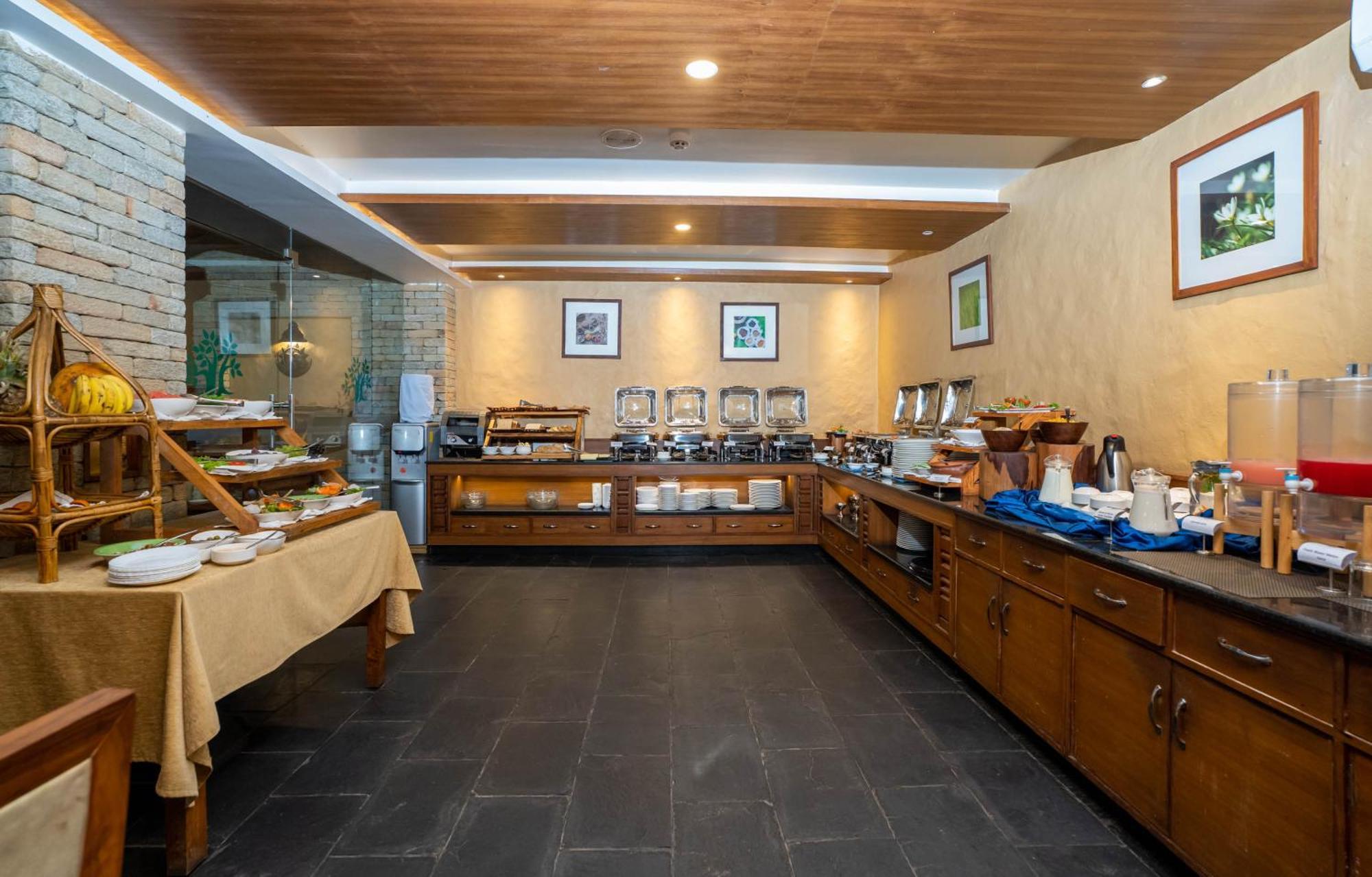 Bar Peepal Resort Покхара Экстерьер фото The buffet at the restaurant