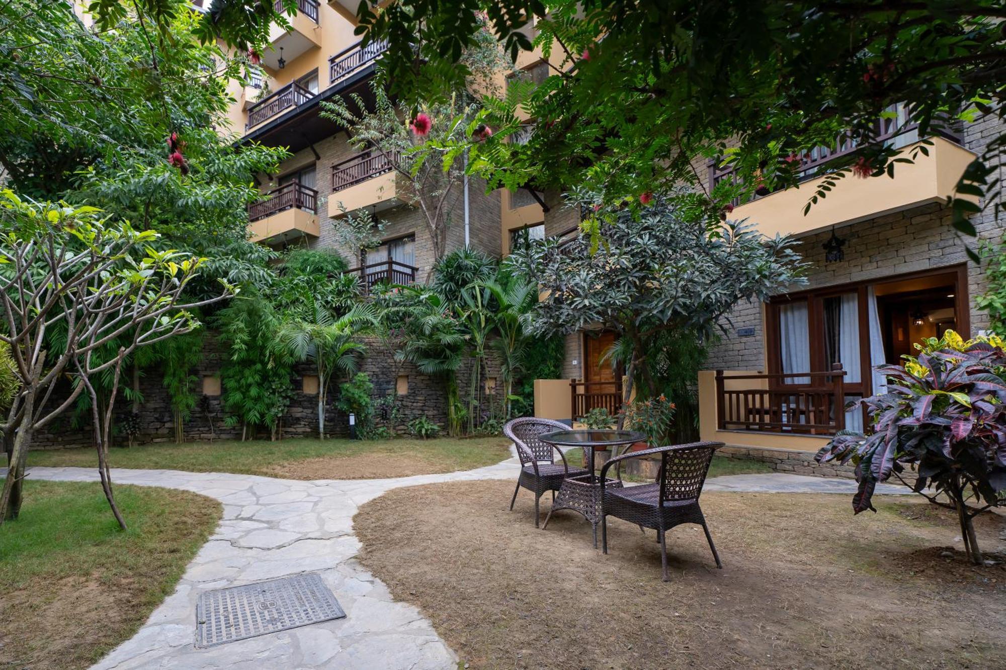 Bar Peepal Resort Покхара Экстерьер фото The hotel's garden